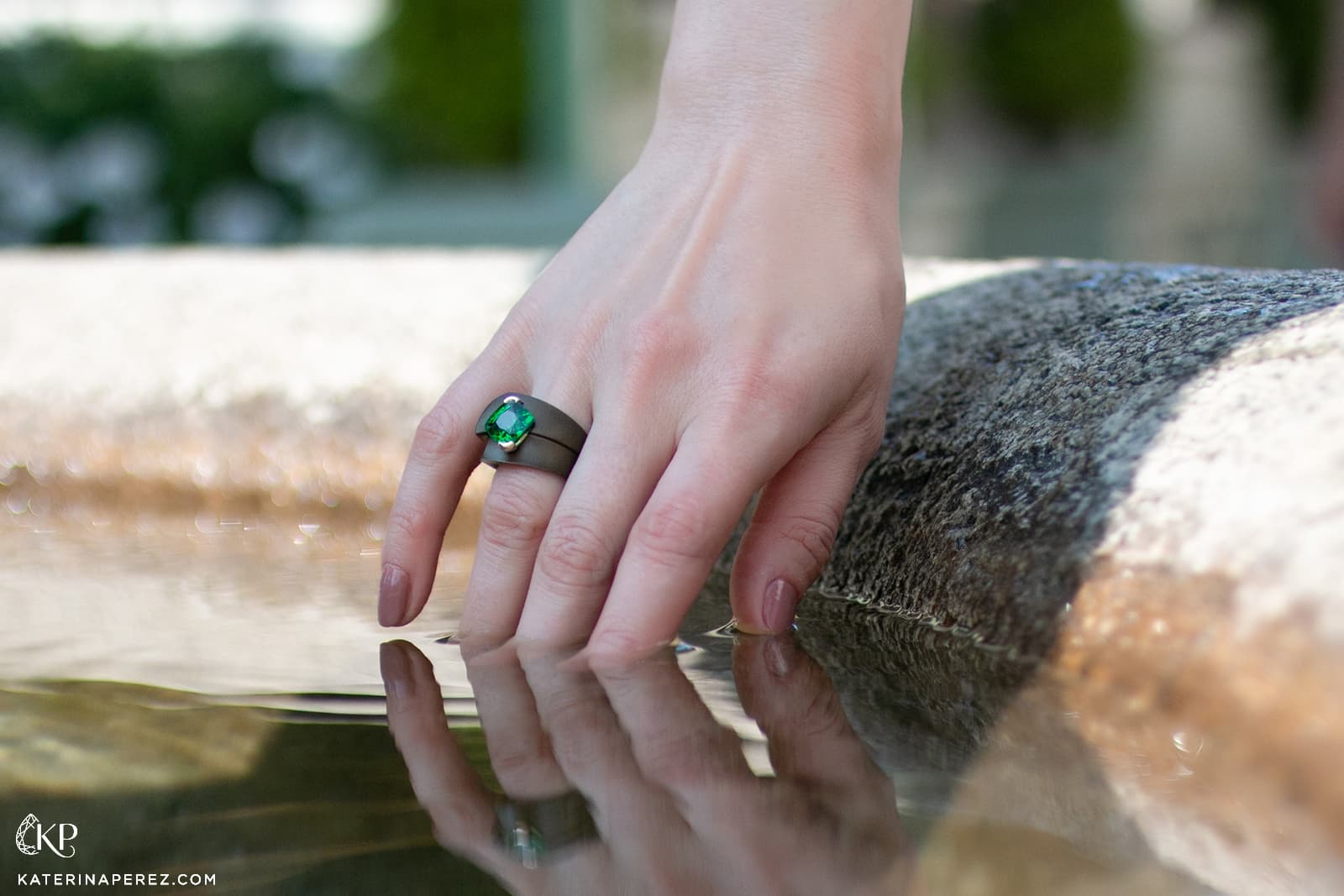 Philippe Guilhem ring with tsavorite garnet in bronze from the Mashandy Collection