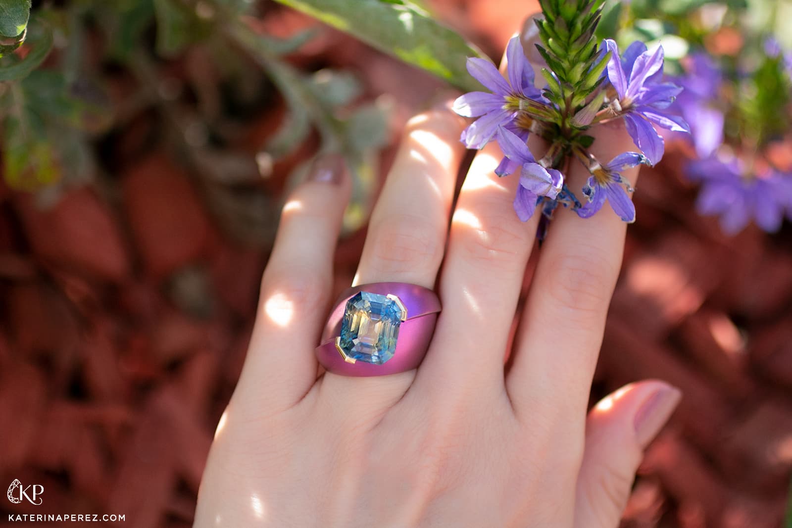 Philippe Guilhem Marya Tytane ring in pink titanium from the Mashandy Collection, set with a 15.51 carat natural Sri Lankan magul sapphire