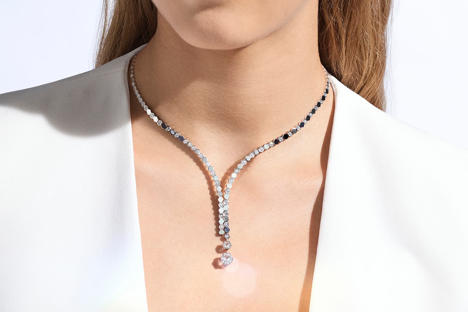 Chaumet Bee My Love Y necklace in white gold, set with two Taille Impératrice-shaped (hexagonal) diamonds of approximately 1.5 carats and 0.5 carats, alongside brilliant cut diamonds