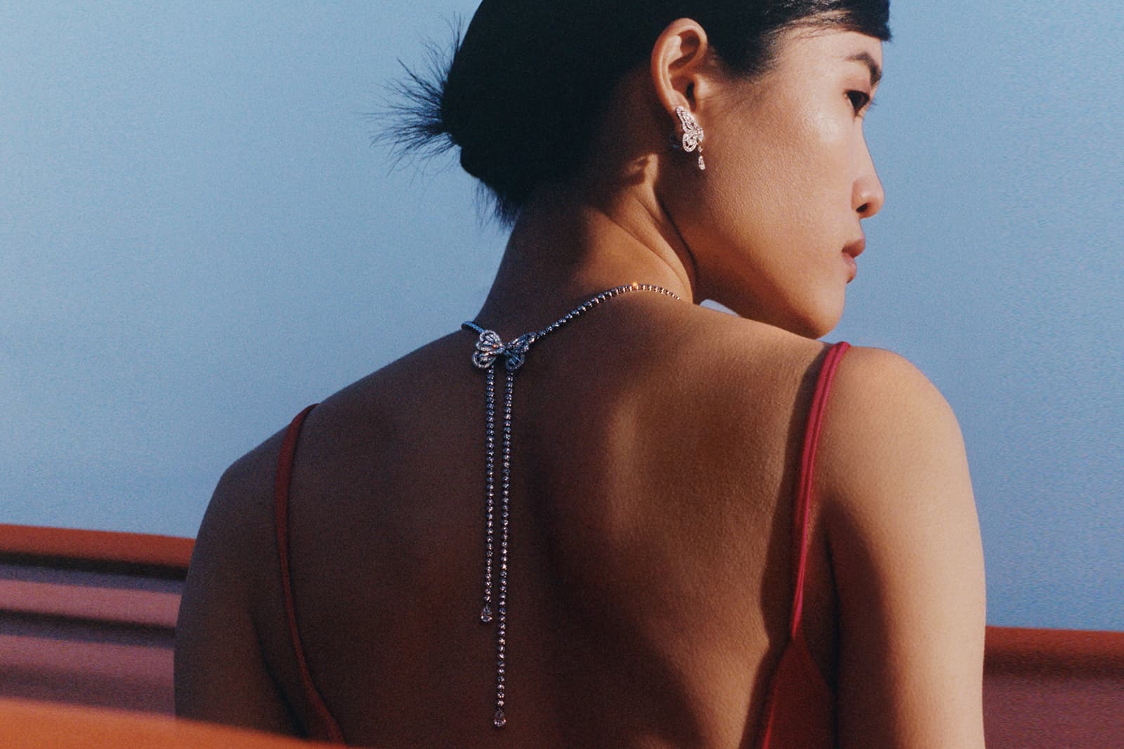 A model wears the De Beers Butterfly necklace with diamonds in 18k white gold 