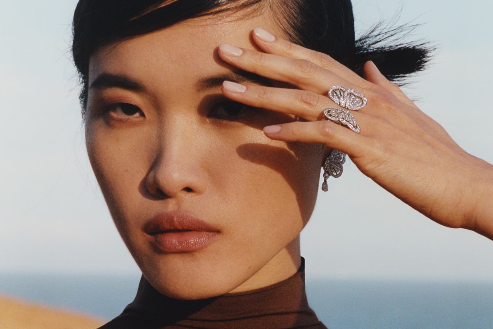  De Beers Butterfly ring with pear and round brilliant-cut diamonds in 18k white gold 
