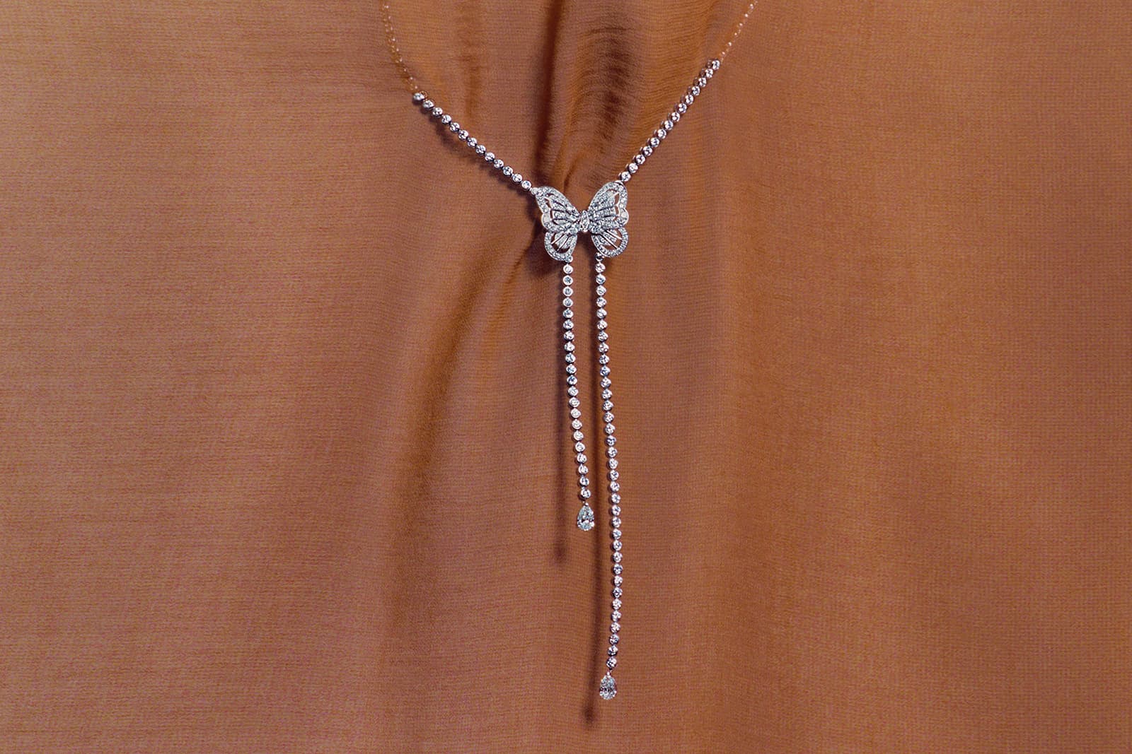  The De Beers Butterfly necklace can be transformed into a butterfly brooch and an elegant ribbon of diamonds