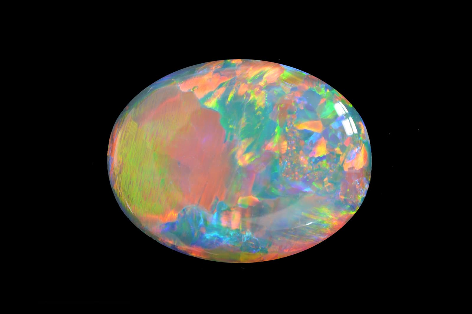  This opal cabochon, courtesy of IMAGEM, showcases large brushstrokes and pin-fire patterns of colour