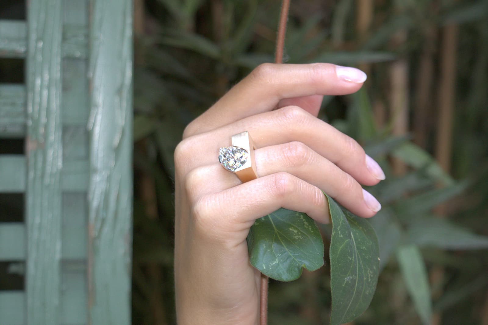 Nuun Jewels pear-cut diamond ring in 18k gold 
