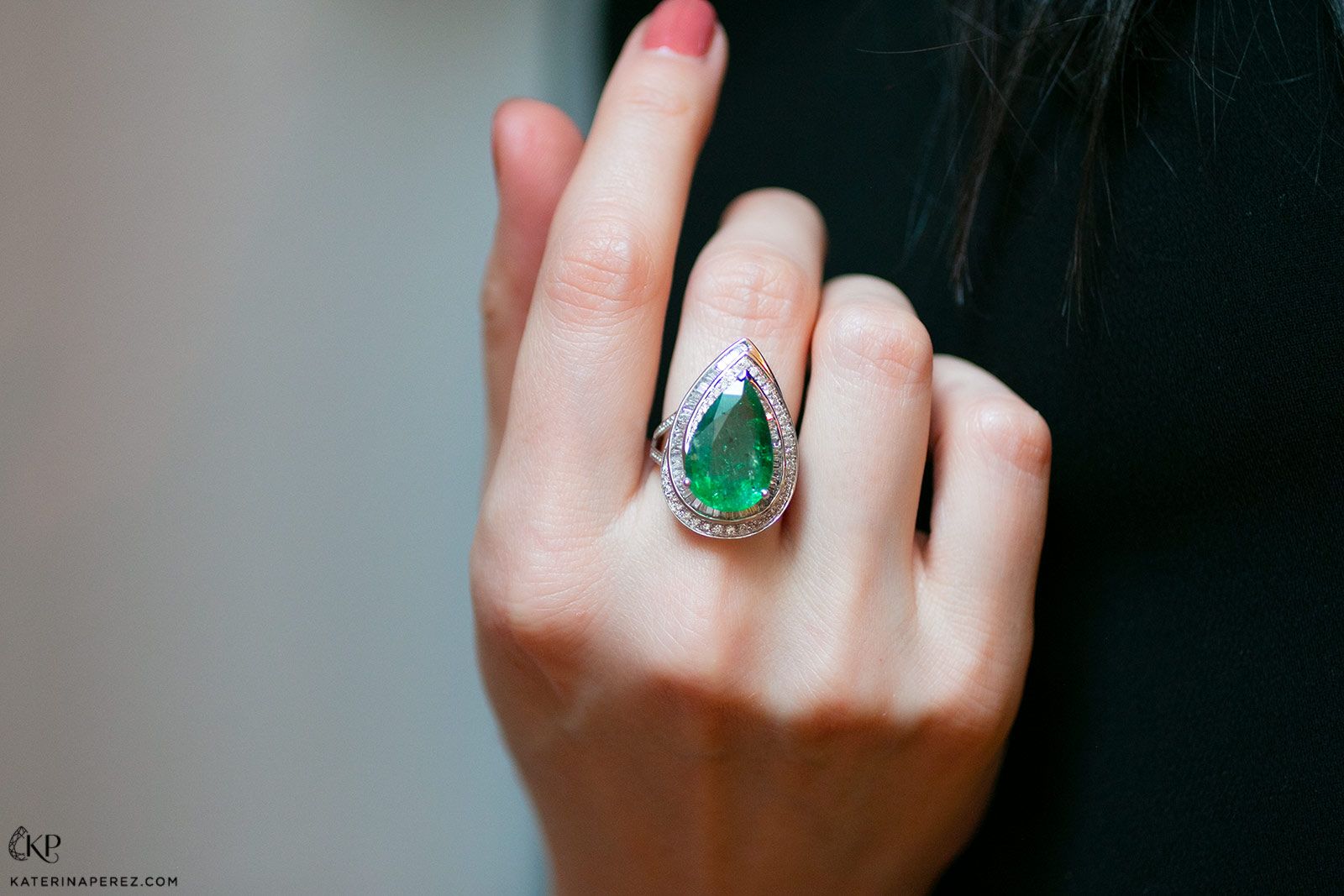  A pear-shaped emerald and diamond ring owned by an Italian family and due to be sold by Bonhams Paris in November 2021