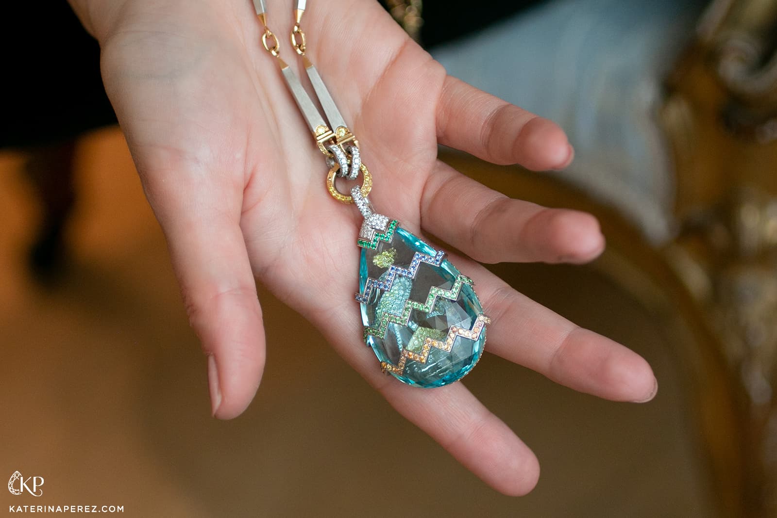  The reverse of this Egyptian inspired necklace by Antonio Seijo reveals a large faceted aquamarine
