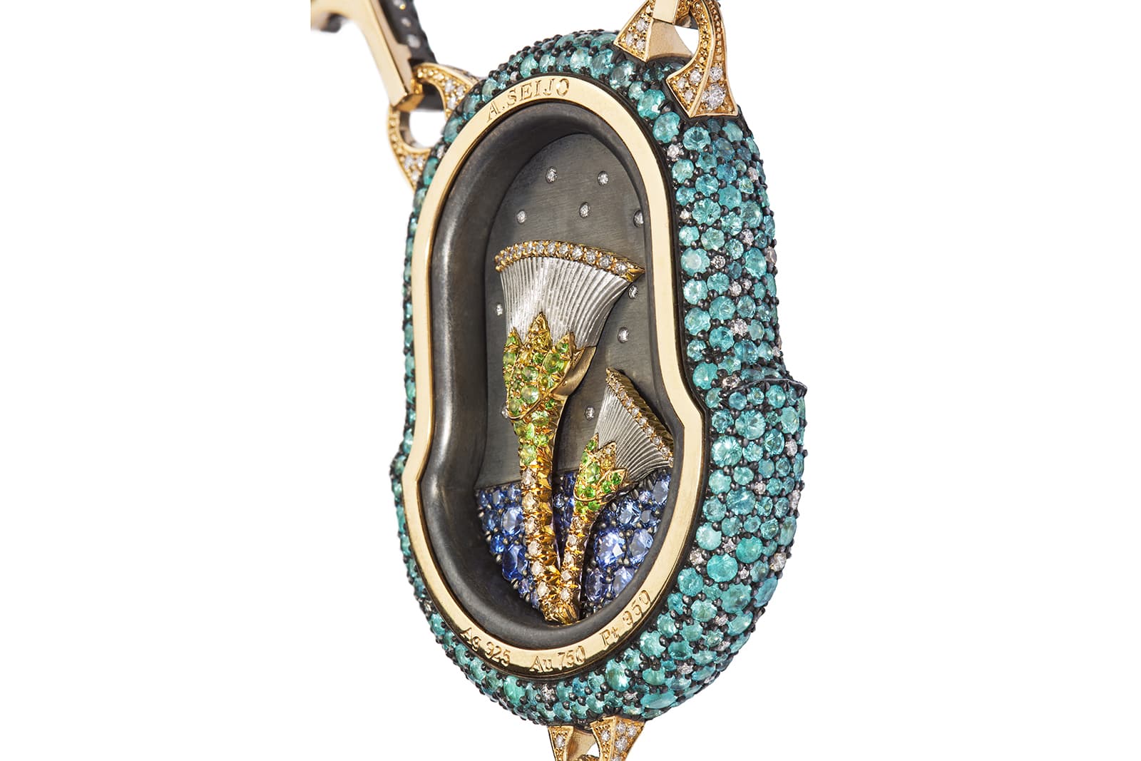  The incredible detail on the reverse of the 'The Pharaoh and Maât’ necklace by Antonio Seijo