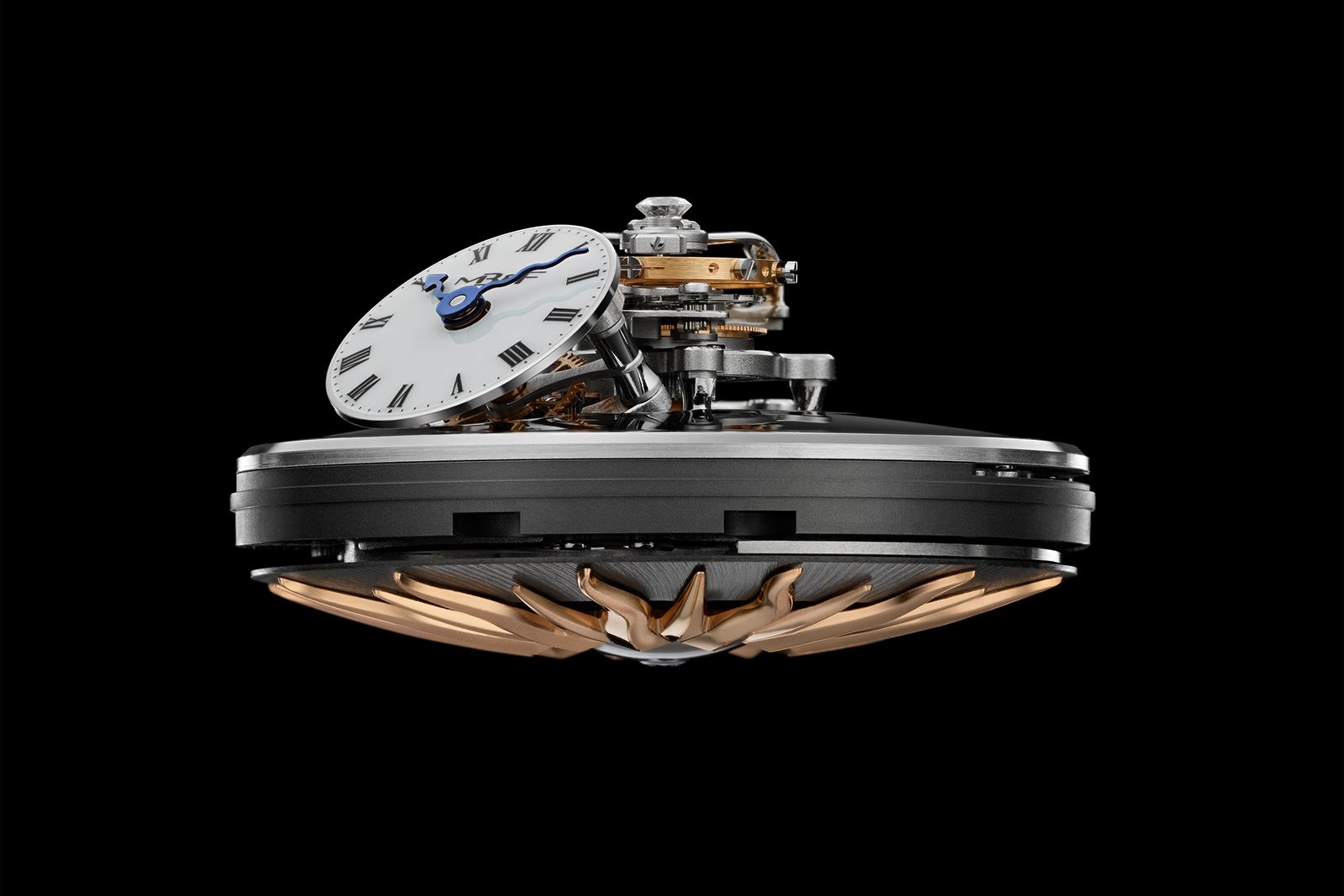 Циферблат часов MB&F x Bulgari LM Flying T Allegra кокетливо смещен под углом 50° и децентрирован, будто бы намекая, что время в нашей жизни – не главное