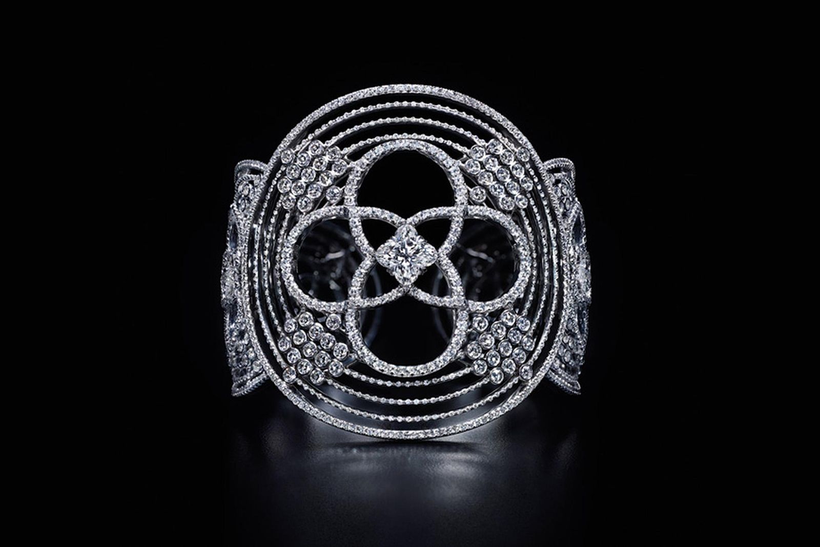  Louis Vuitton Les Ardentes bracelet with Flower and Star-cut diamonds