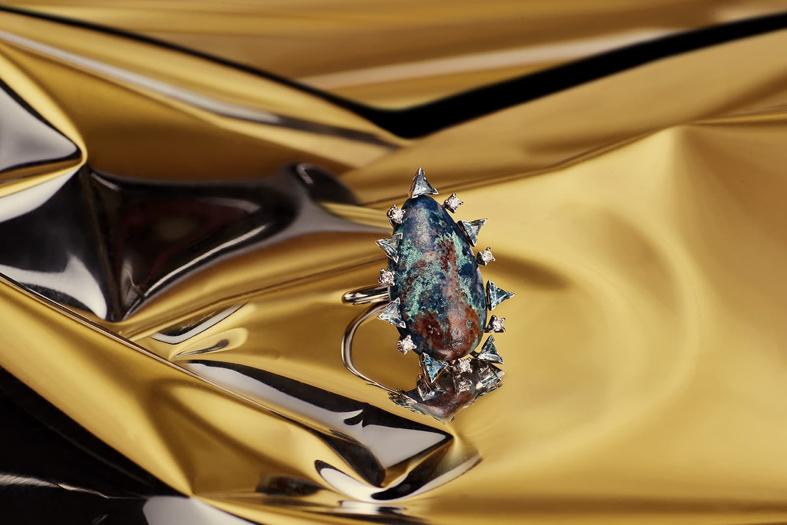  Susana Grau Batlle Kingdom 5 ring with carved chrysocolla azurite, brilliant-cut diamonds and trillion-cut zircons of 1.87 carats in platinum 