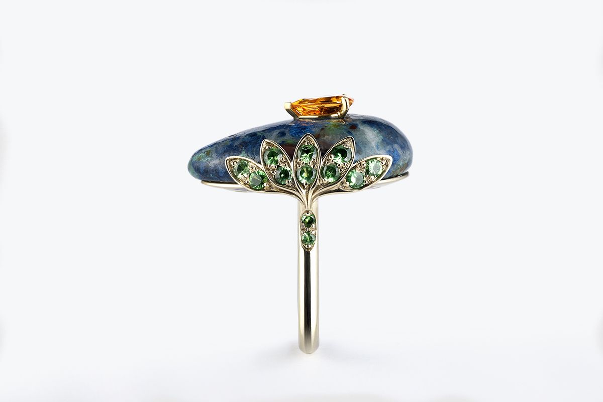  A side view of the Kingdom 2 ring by Susana Grau Batlle, which is set with tsavorite garnets