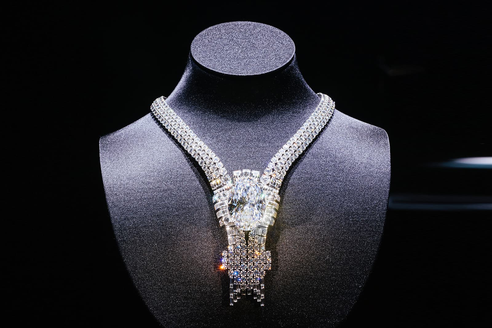 Обновленное архивное колье Tiffany&Co. со Всемирной Выставки 1939 года (the World’s Fair necklace), украшенное ошеломительным 80-каратным Имперским Бриллиантом (Empire Diamond)