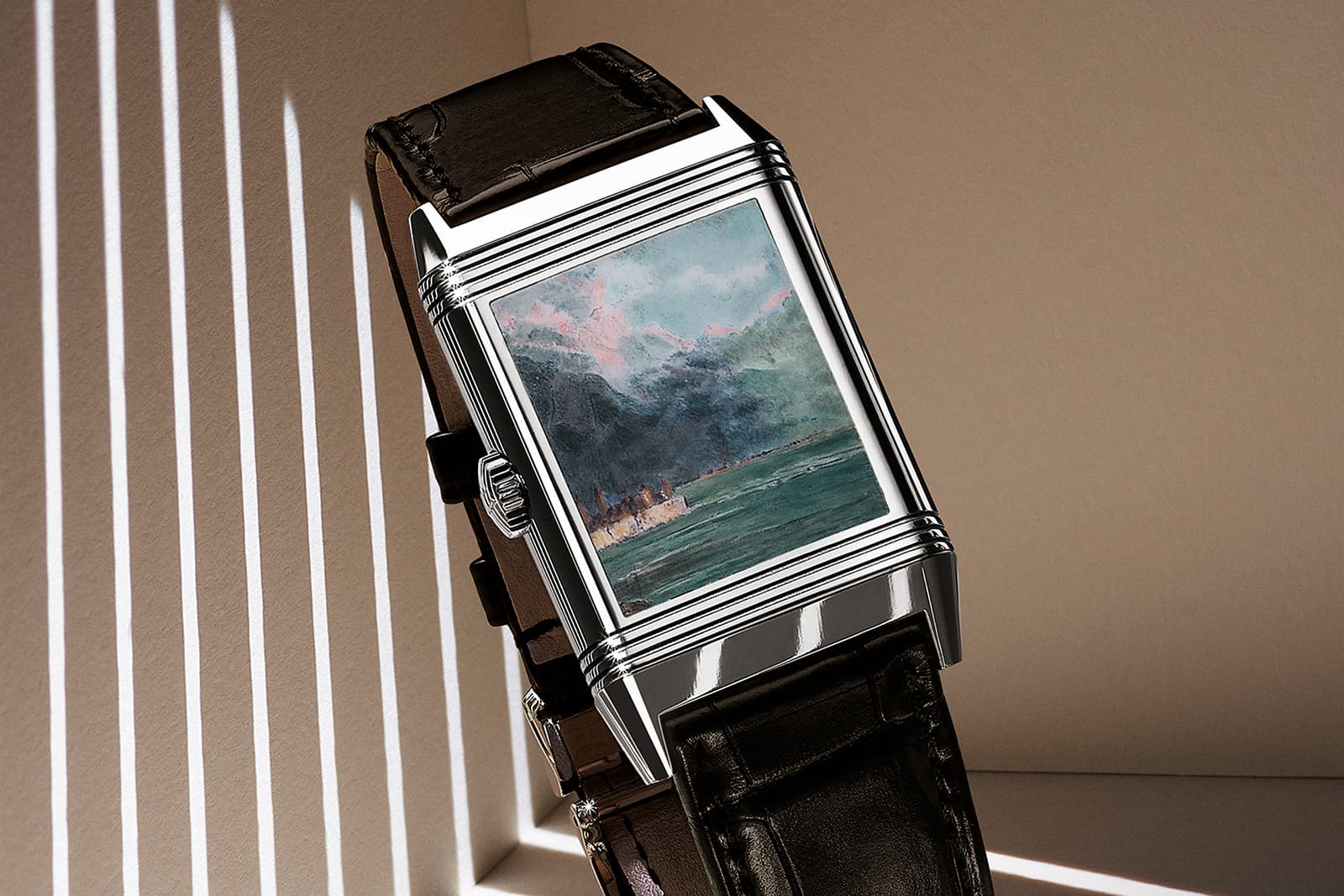 Часы Jaeger-LeCoultre Reverso Tribute Enamel Hidden Treasures с миниатюрной версией картины Гюстава Курбе «Вид на Женевское озеро» (1876 г.) на задней крышке