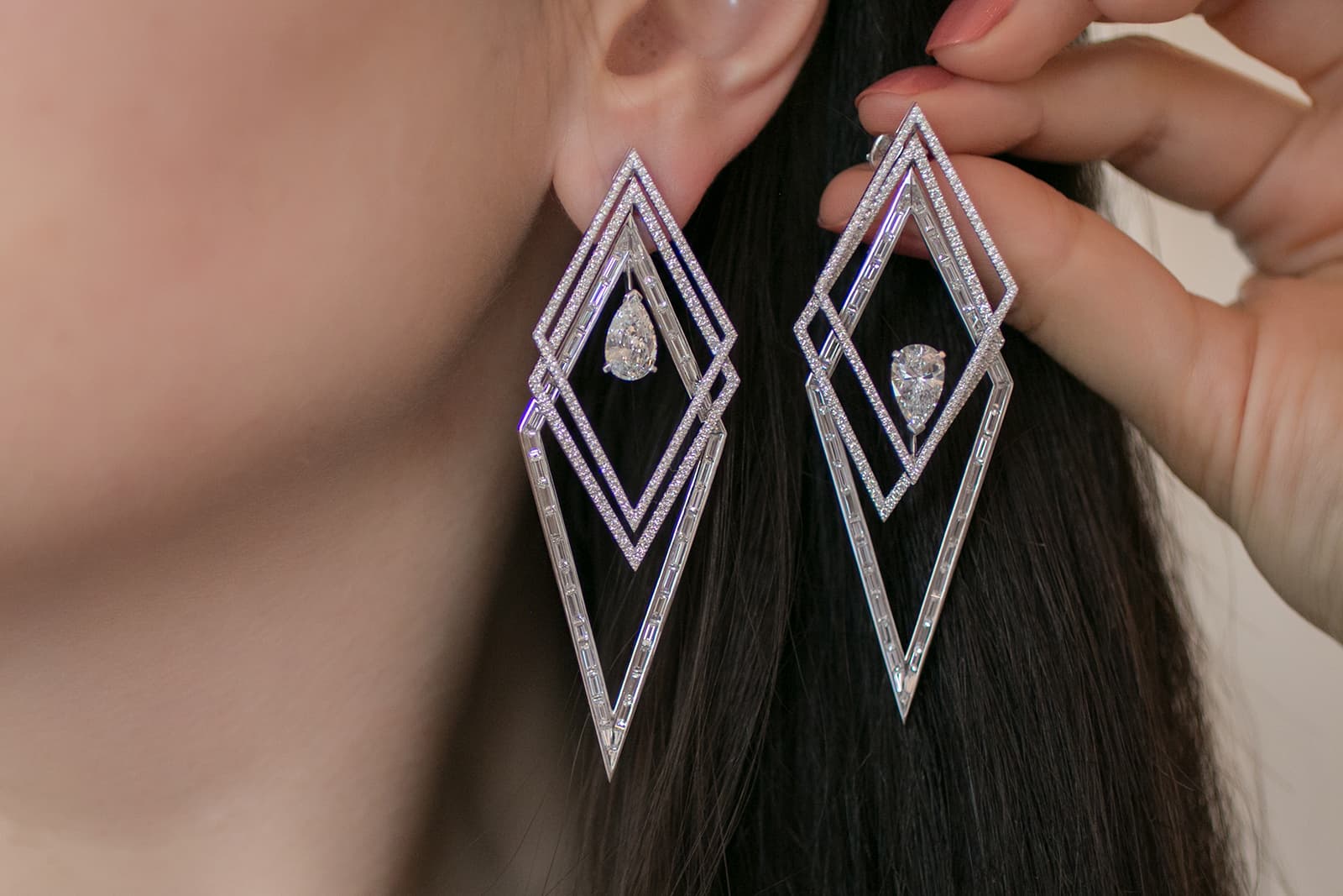  The Messika High Jewellery Trapézistes earrings worn by actress Emily Blunt at the Met Gala 2021