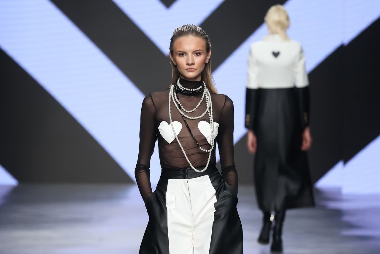 Long layers of white and black pearls at the Barbino SS22 runway 