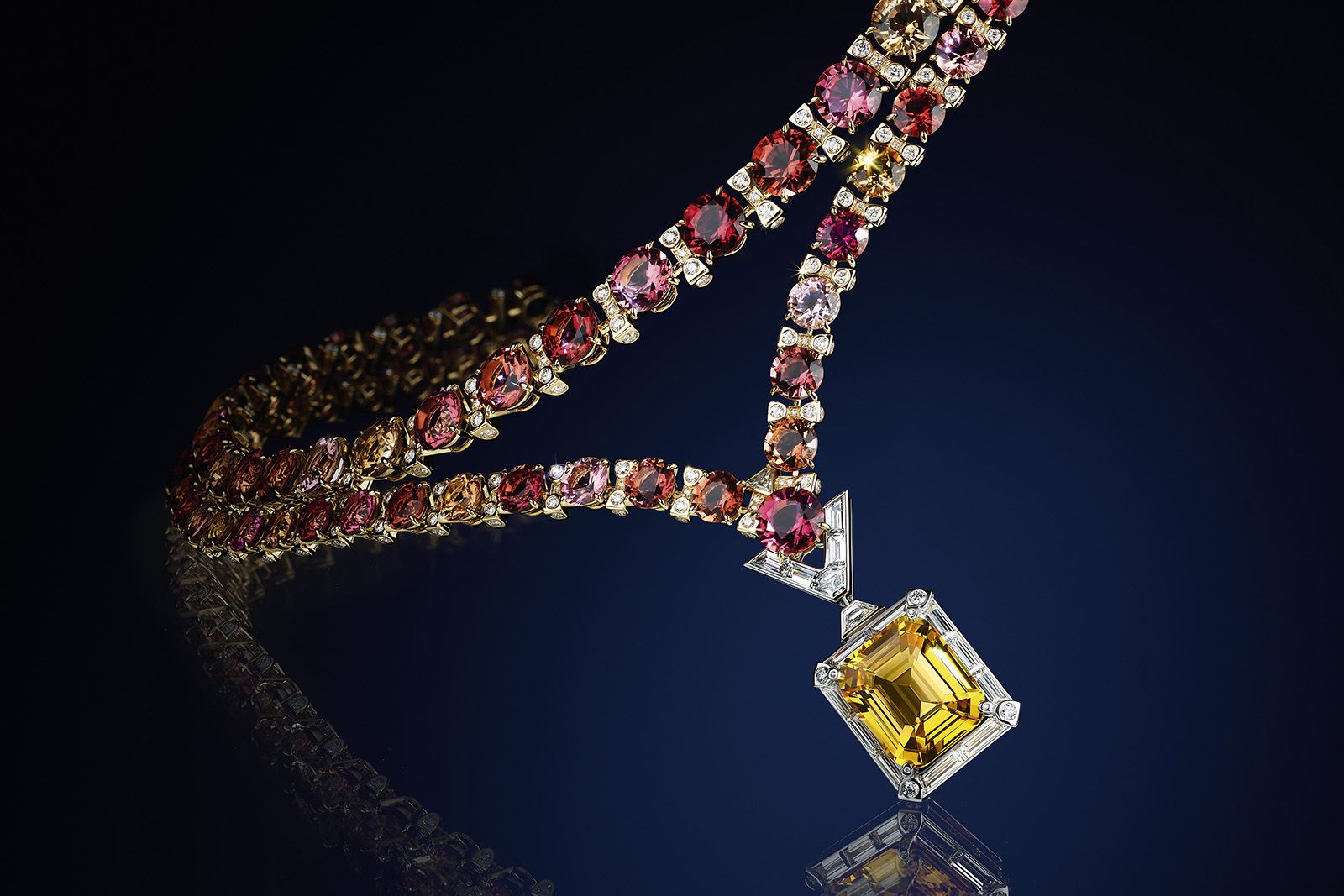  A closer look at the 20.29 carat Sri Lankan sapphire in the Louis Vuitton Bravery II High Jewellery Magnetisme necklace