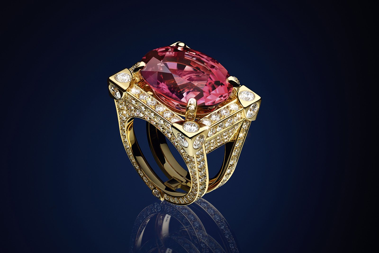 Louis Vuitton Bravery II High Jewellery Magnetisme ring in yellow gold with a 16.81 carat oval-cut pink tourmaline and 257 brilliant-cut diamonds for 5.57 carats