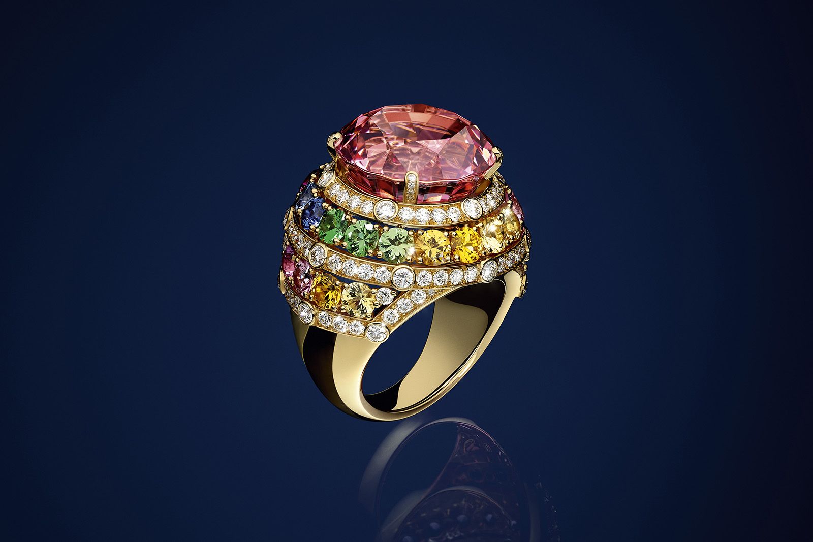  Louis Vuitton Bravery II High Jewellery Multipin ring in yellow and white gold with a 12.30 carat cushion-cut green tourmaline, 24 baguette-cut diamonds totaling 1.82 carats and 150 brilliant-cut diamonds for 2.95 carats