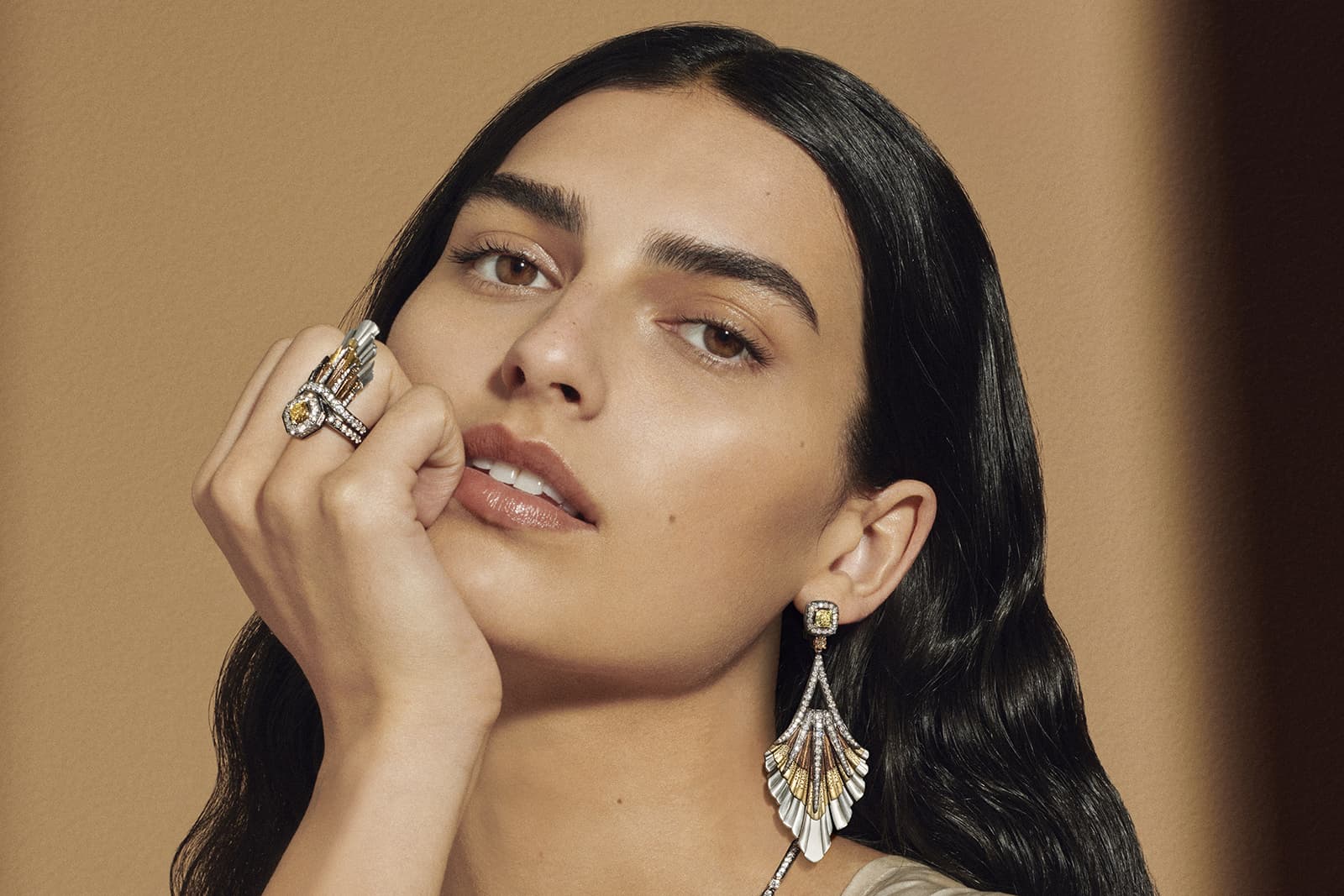 A model wears Light Rays pieces from De Beers Jewellers’ The Alchemist of Light High Jewellery Collection