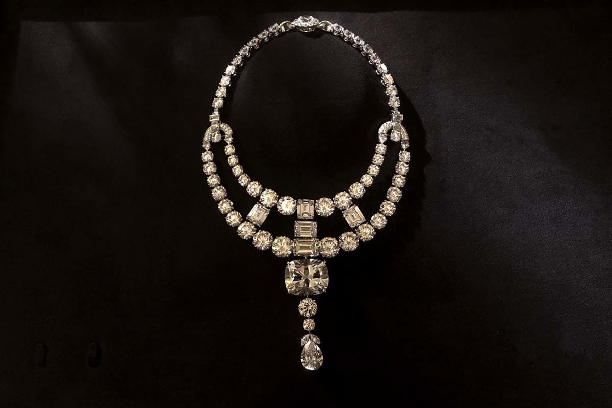  The original inspiration for the Ocean's 8 Cartier 'Toussaint' necklace from the 1930s featured coloured diamonds