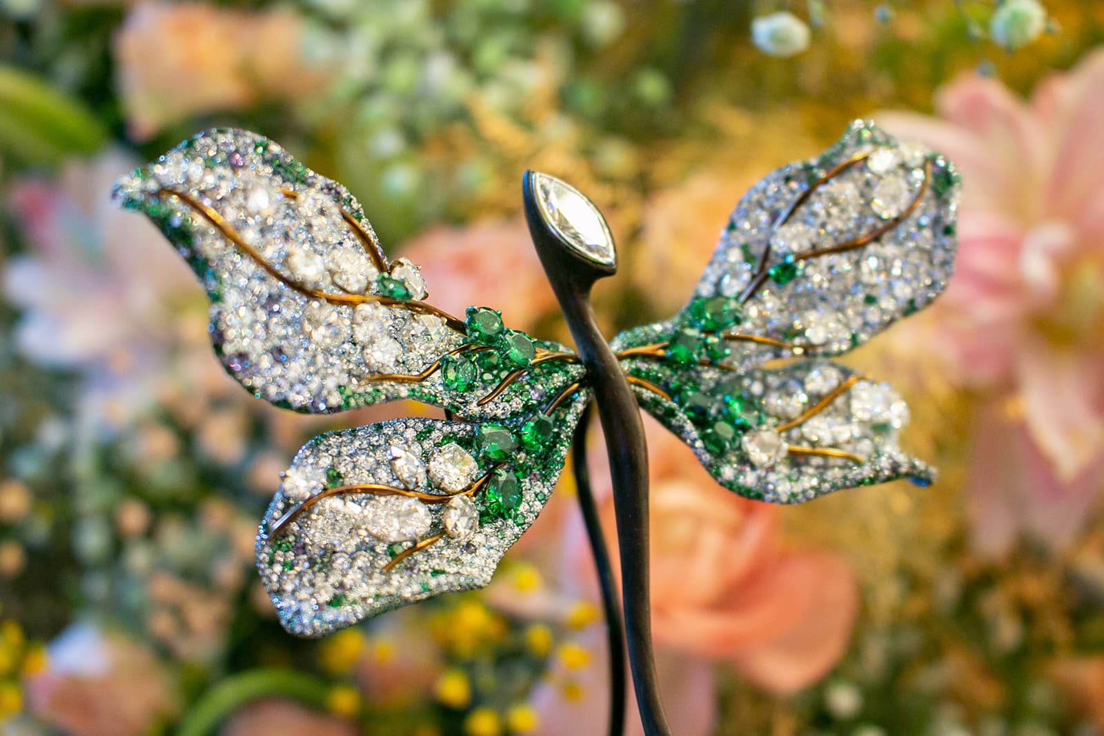 Брошь Cindy Chao Dragonfly с 1400 бесцветными бриллиантами, изумрудами, цаворитами, зелеными сапфирами, александритами и гранатами-хамелеонами