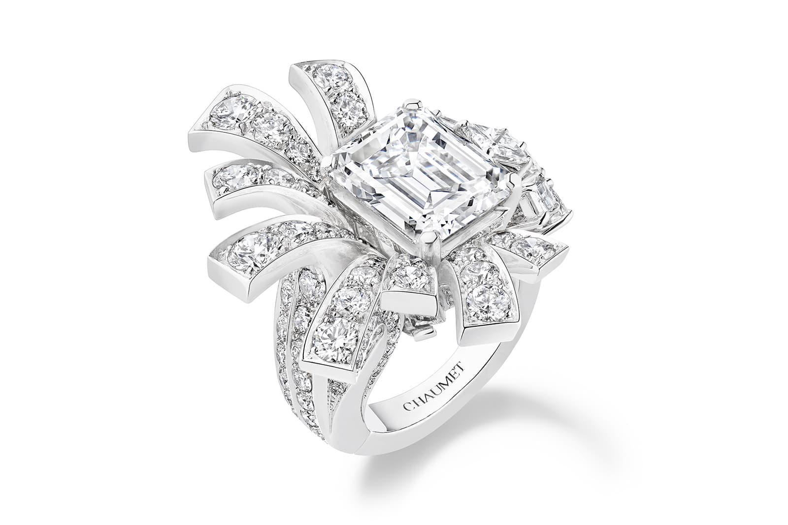  The Chaumet Déferlante transformable ring is set with a 6.05 carat emerald-cut diamond