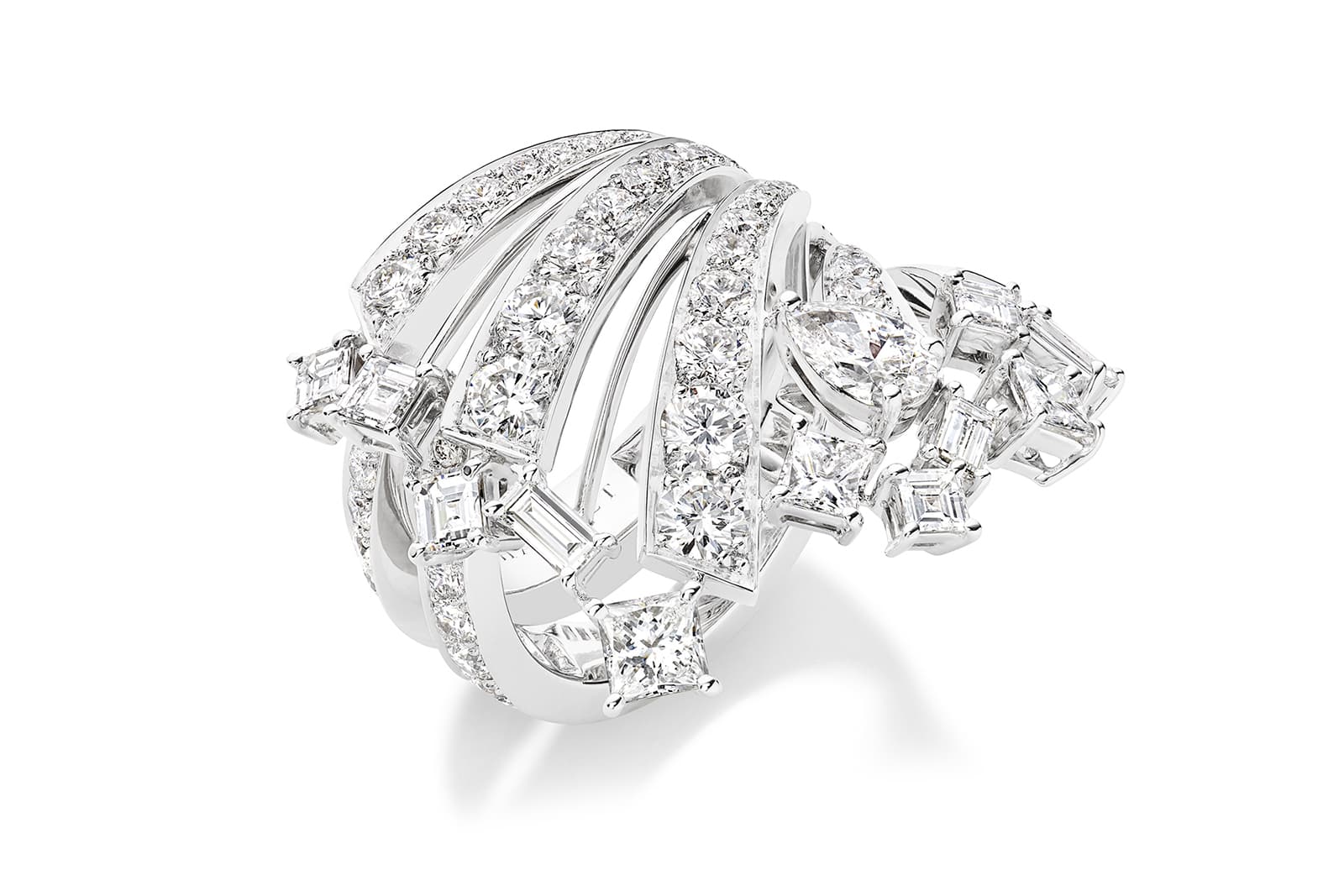 Chaumet Déferlante ring in white gold, set with one pear-shaped E VVS2 diamond of 0.40 carat, brilliant-cut, princess-cut, baguette-cut and square-cut diamonds
