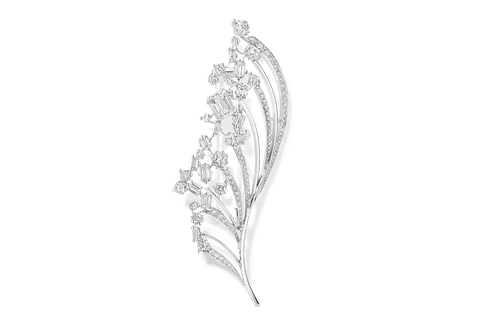 Chaumet Déferlante brooch in white gold set with one emerald-cut F VVS2 diamond of 1.57 carat, brilliant-cut, princess-cut, square-cut and baguette-cut diamonds