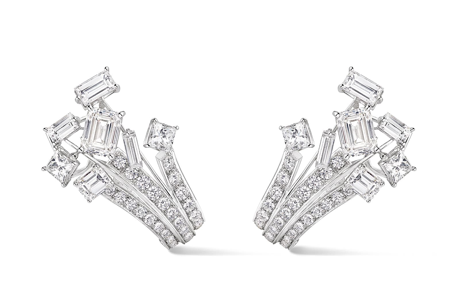  Chaumet Déferlante earrings in white gold, set with two emerald-cut E VVS2 diamonds of 1.52 and1.50 carats, brilliant-cut, princess-cut and baguette-cut diamonds