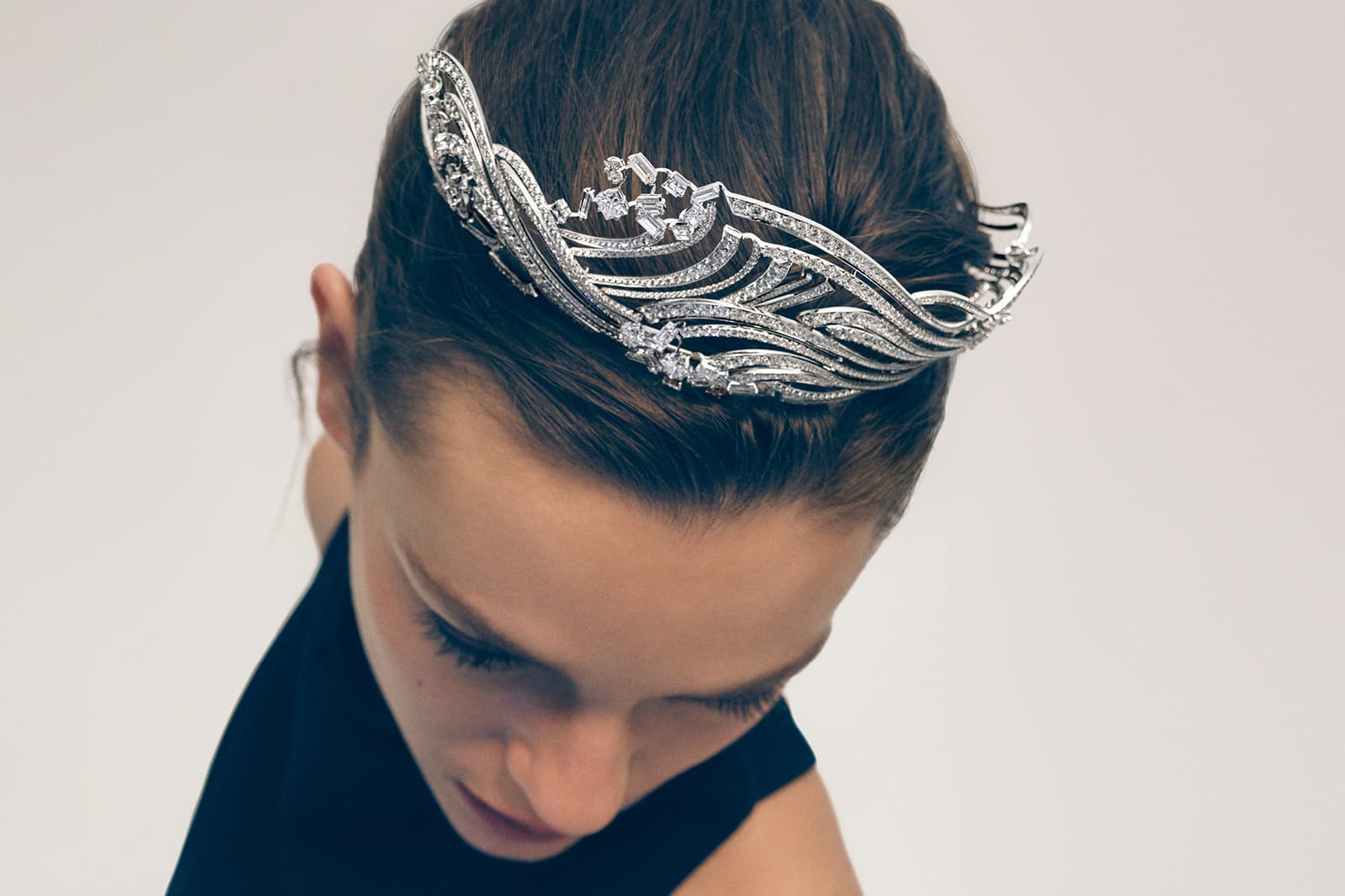 A model wears the Chaumet Déferlante tiara in white gold