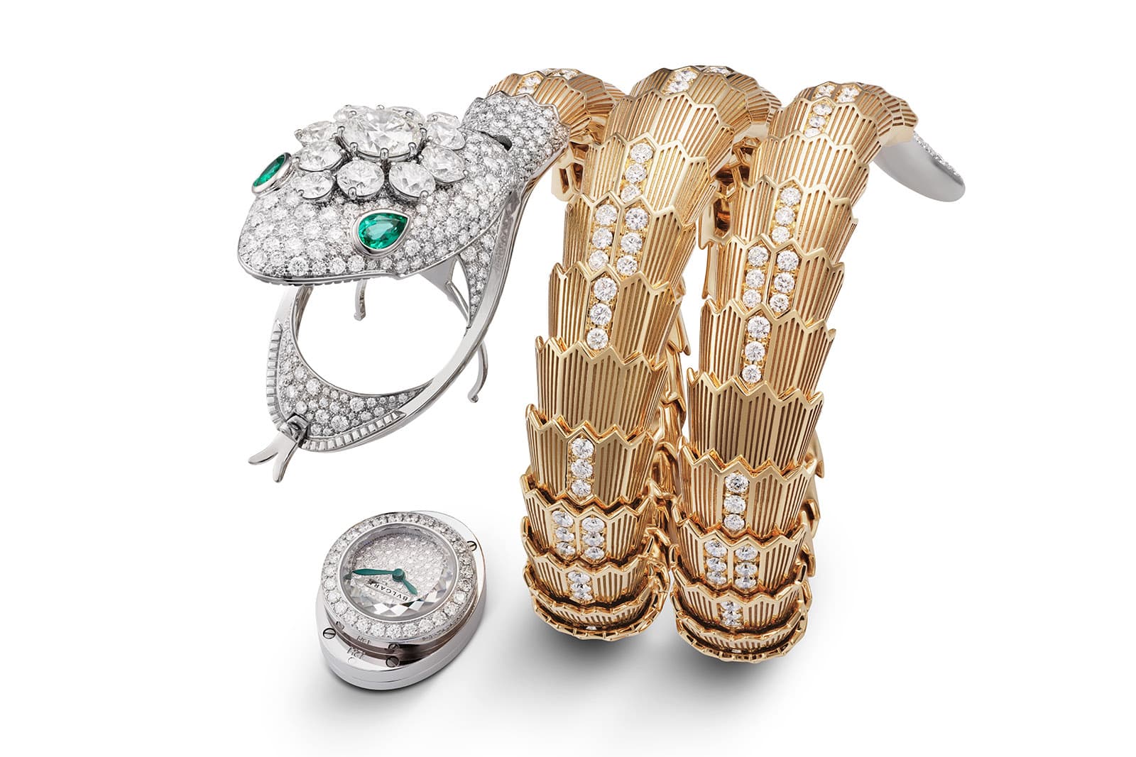  This version of the Bulgari Serpenti Misteriosi High Jewellery watch has a yellow gold double-tour bracelet and a white gold tail, both set with round brilliant-cut diamonds