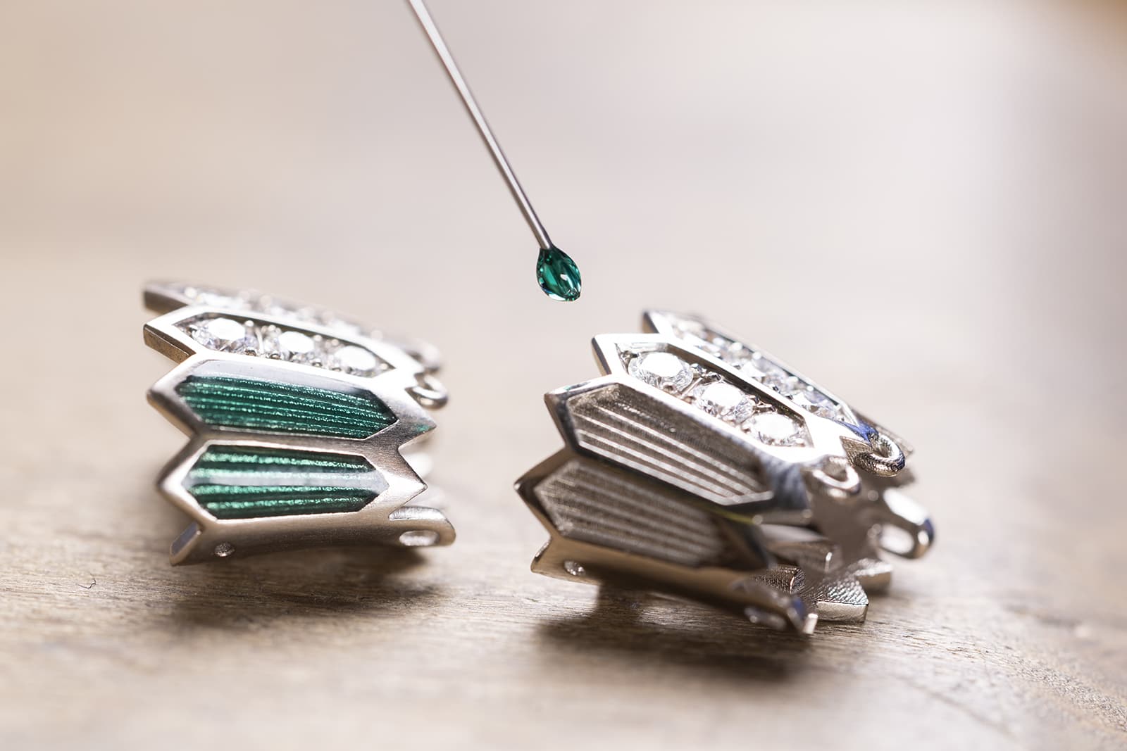  Setting coloured gemstones and diamonds for the new Bulgari Serpenti Misteriosi High Jewellery watch