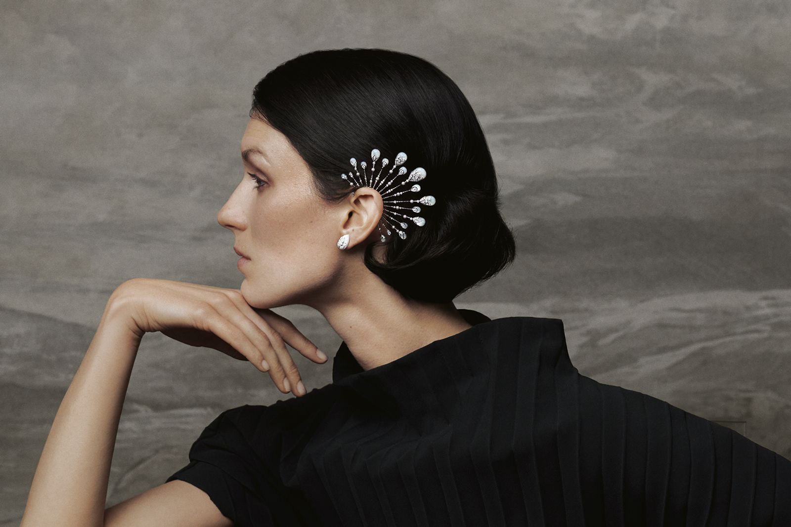  Boucheron New Padma Nacre asymmetrical earrings set with two pear diamonds of 1.20 carats, further diamonds, mother of pearl and cultured pearls in white gold from the Histoire de Style New Maharajahs High Jewellery Collection 