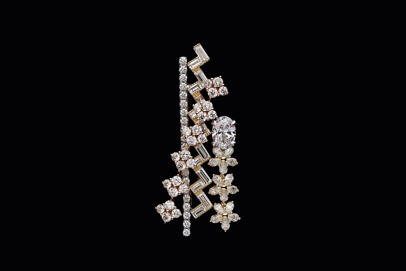  Rows of fancy-cut diamonds feature in this piece by Dior Joaillerie from the Galons Dior High Jewellery Collection