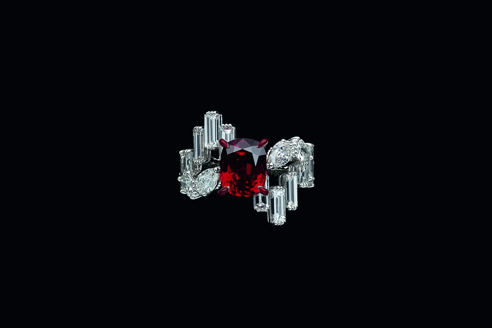  Dior Joaillerie Galons Dior High Jewellery ring with fancy-cut diamonds and a cushion-cut gemstone