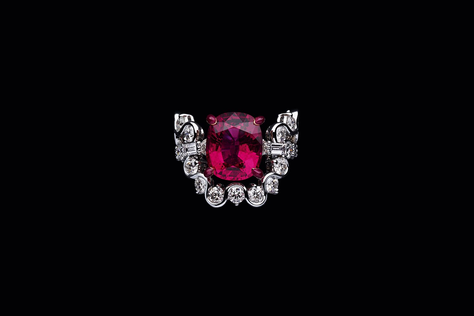  Pieces in the Dior Joaillerie Galons Dior High Jewellery Collection have lacquered prongs to complement the central gemstones