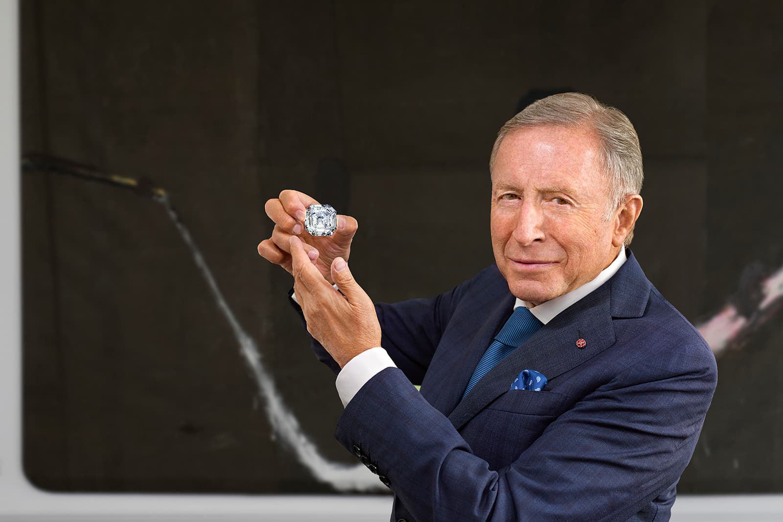  Laurence Graff holds the 302.37 carat Lesedi La Rona diamond 