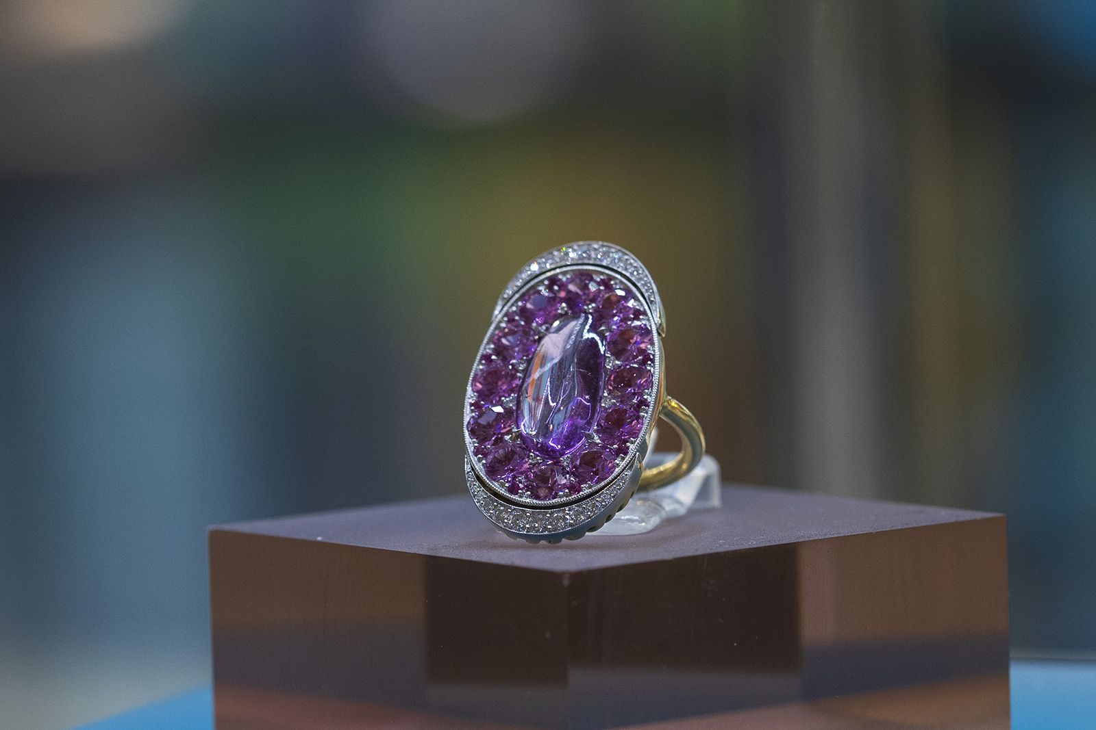  SABBA Paris ring with a 3.49 carat pink sapphire cabochon, pink circular-cut sapphires of 4 carats and diamonds in platinum and yellow gold, part of the Rock Party selling exhibition by A2Z and Christie’s Dubai 