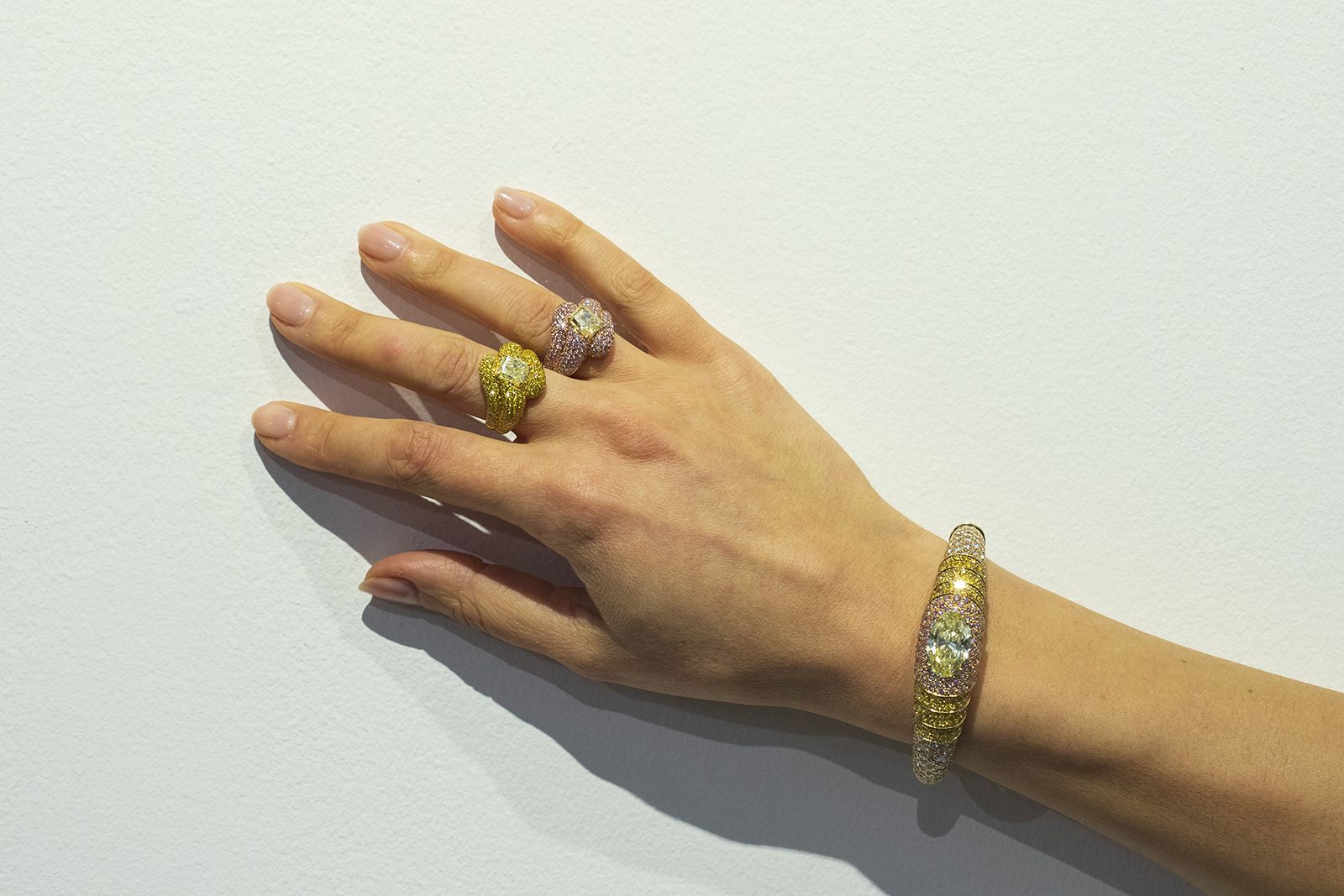  A Graff bangle with a 7.37 carat fancy yellow oval-shaped diamond surrounded by 2.40 carats of pink diamonds, 3.24 carats of yellow diamonds and 11.76 of colourless diamonds in 18k gold, included in the Rock Party selling exhibition by A2Z and Christie’s Dubai 
