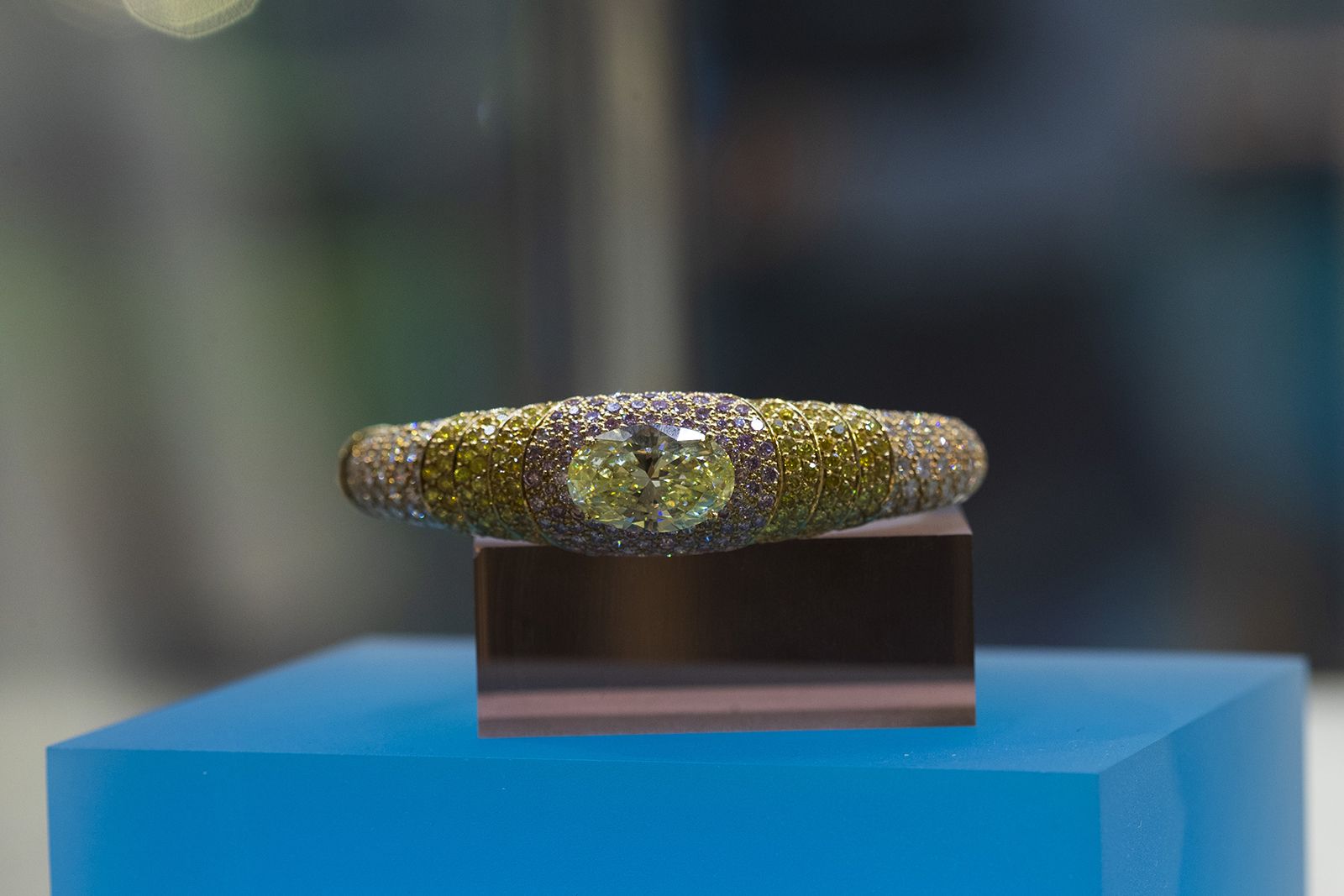 A Graff bangle with a 7.37 carat fancy yellow oval-shaped diamond surrounded by 2.40 carats of pink diamonds, 3.24 carats of yellow diamonds and 11.76 of colourless diamonds in 18k gold, included in the Rock Party selling exhibition by A2Z and Christie’s Dubai 