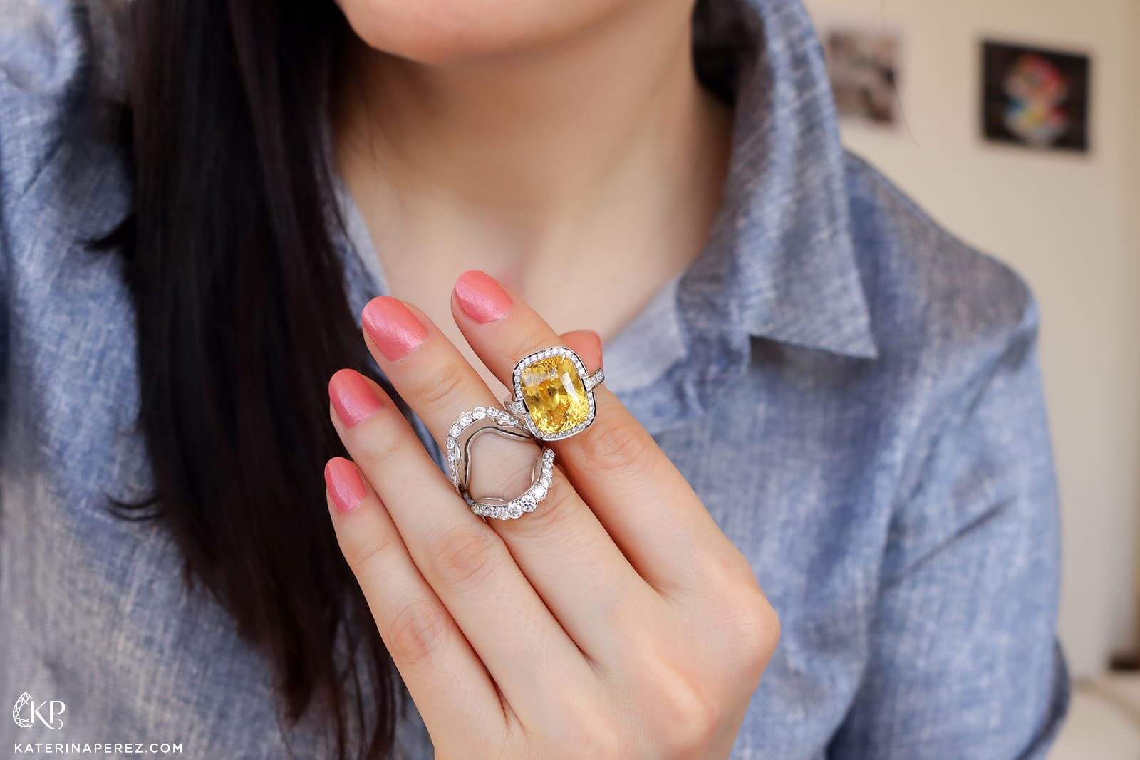  This Atelier Pino Spitaleri sapphire ring can be worn alone or with a diamond-set ring jacket