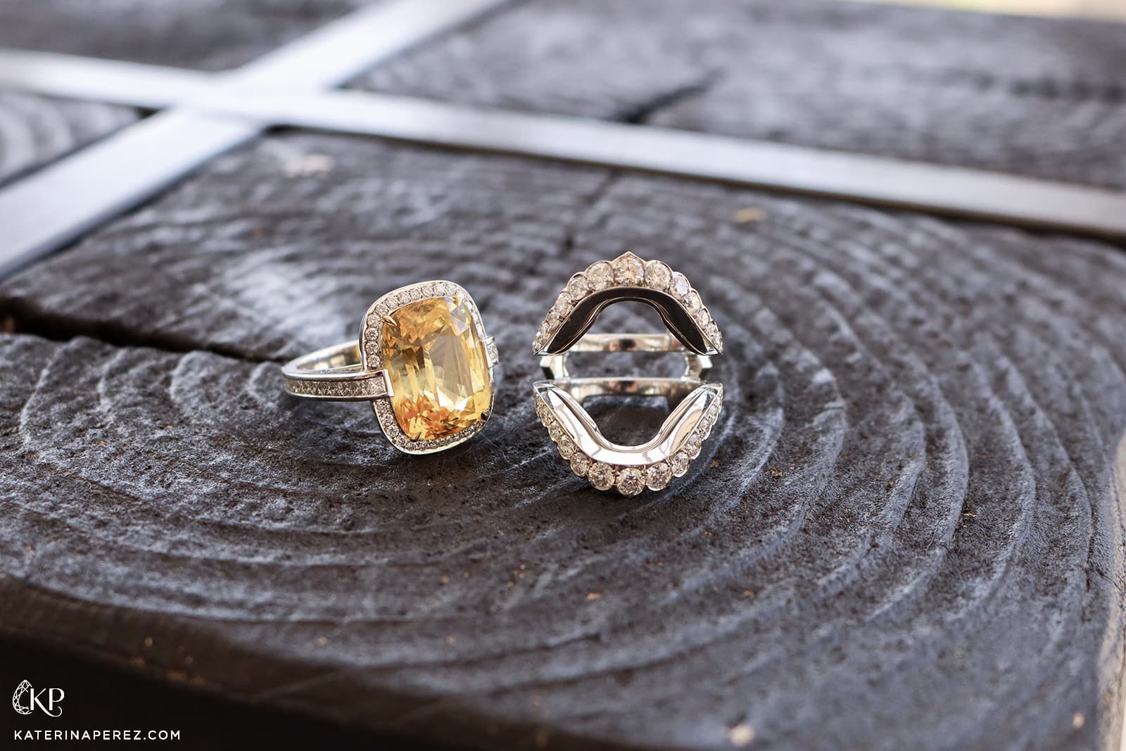  The two elements of this Atelier Pino Spitaleri sapphire ring allow for multi-wear options