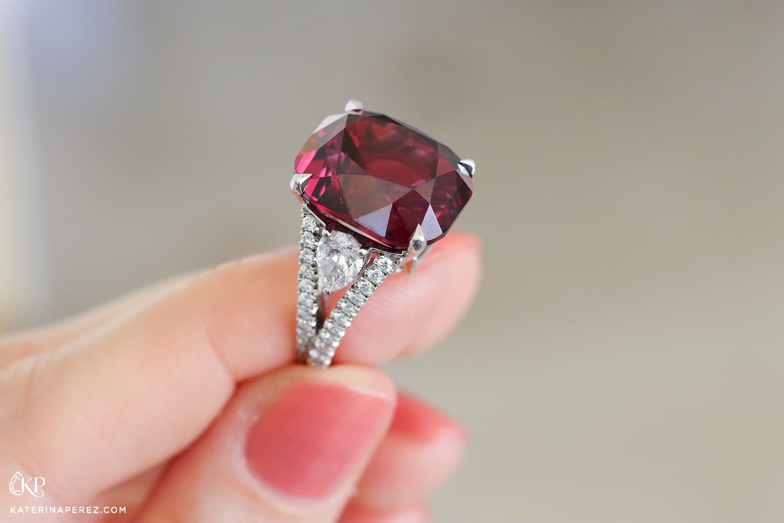  A closer look at the pear-shaped diamond details on a gemstone cocktail ring by Atelier Pino Spitaleri