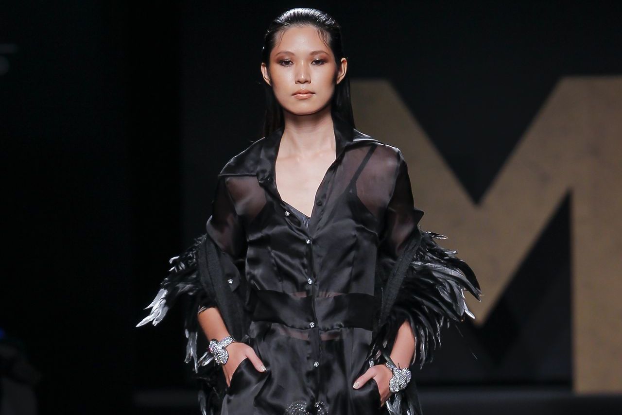 Matching cuff bracelets on the Malne SS22 runway 