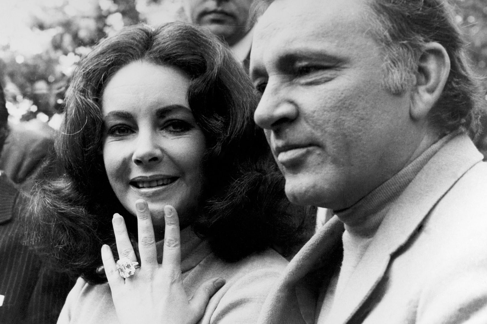  Jewellery icon Elizabeth Taylor flashes her diamond engagement ring 