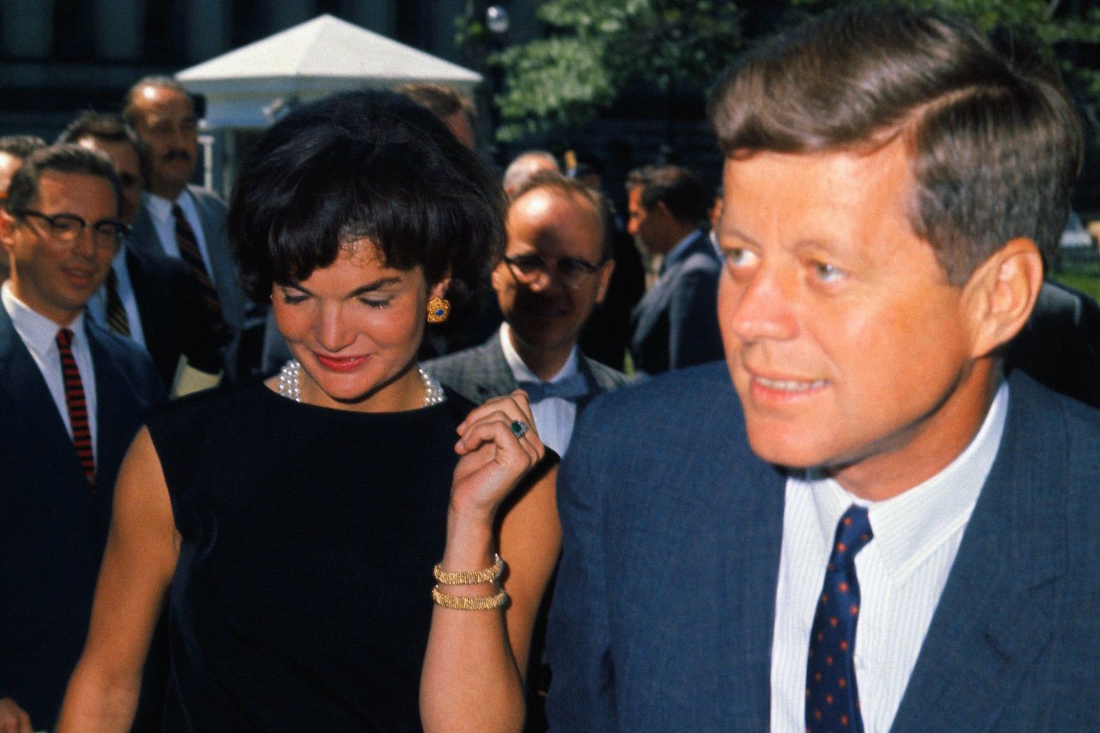  Jackie Kennedy Onassis mixing pearls, gold and her emerald and diamond engagement ring