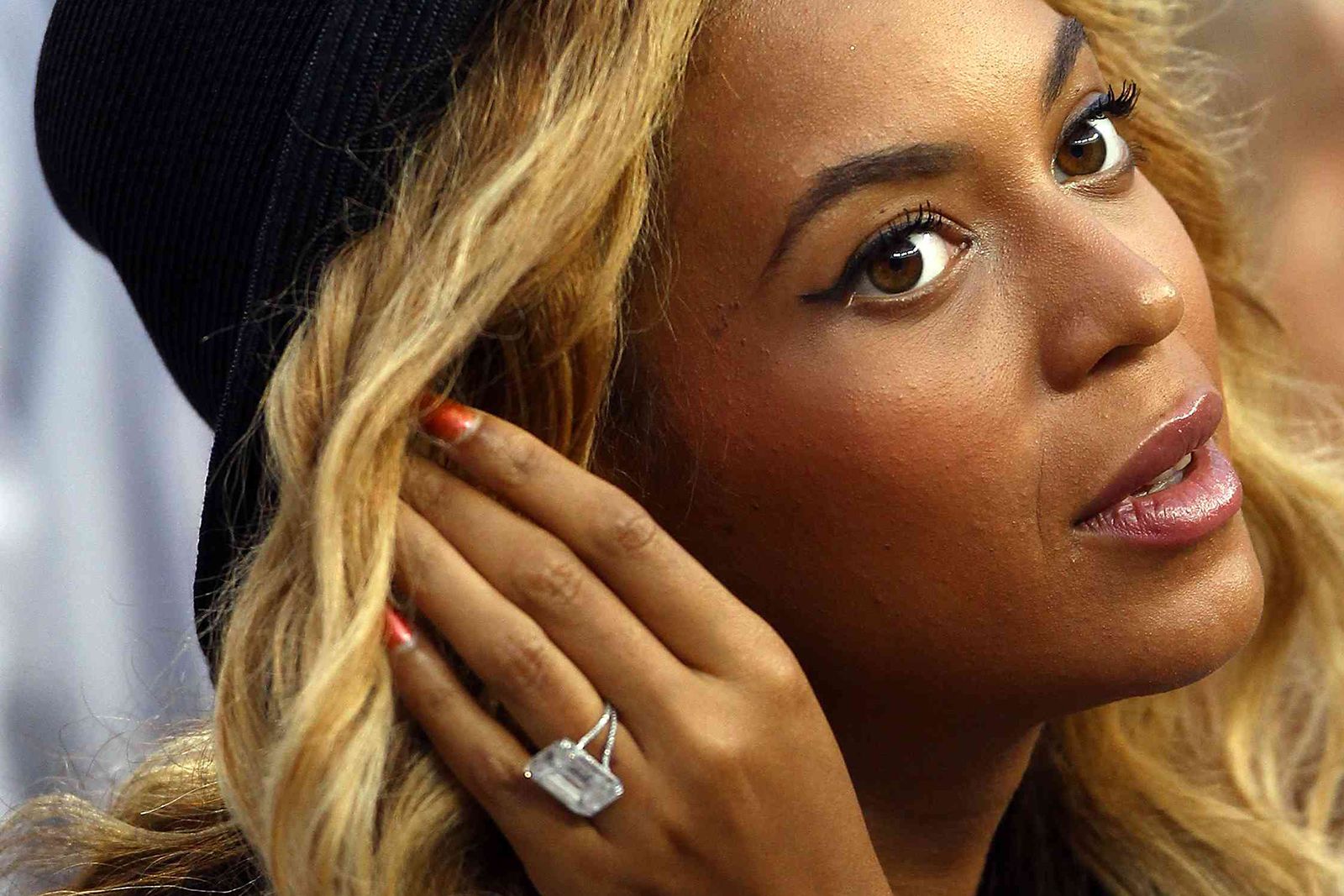 Beyoncé wears her 24 carat emerald-cut diamond engagement ring, circa 2008