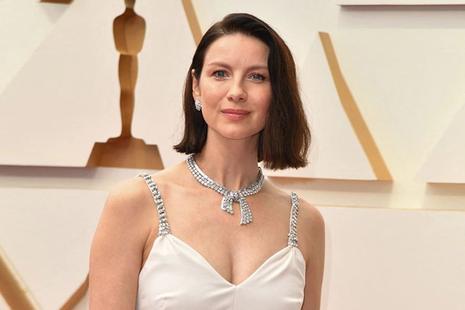  Caitriona Balfe at the Oscars 2022 wearing a diamond necklace by Van Cleef & Arpels