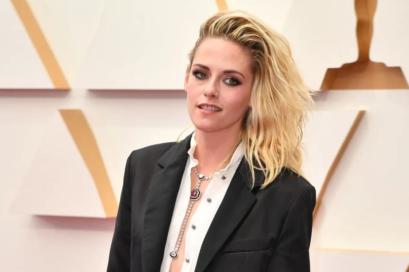 Kristen Stewart wears a Chanel High Jewellery necklace in 18k white gold with onyx, spinel and diamonds to the Academy Awards 2022