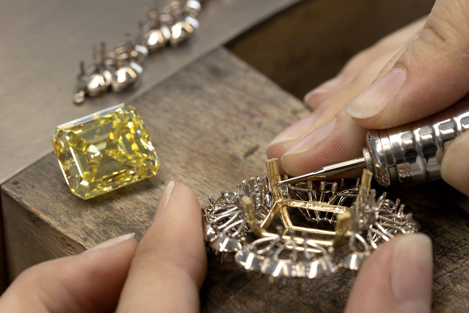  Precious Lace high jewellery necklace in the making